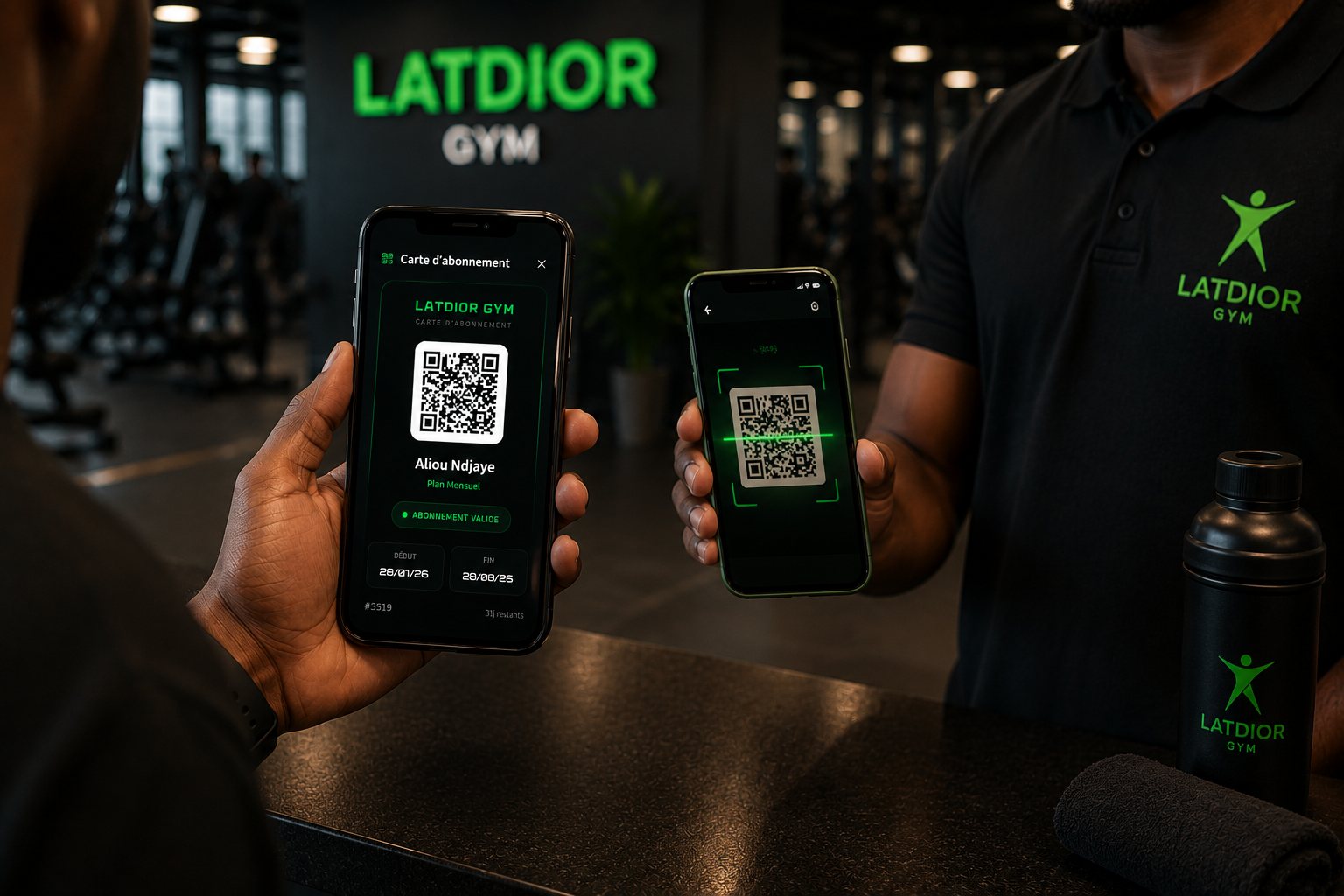 Un adhérent présente sa carte d'abonnement à QR code (abonnement valide) pendant qu'un membre du staff la scanne pour la vérifier.